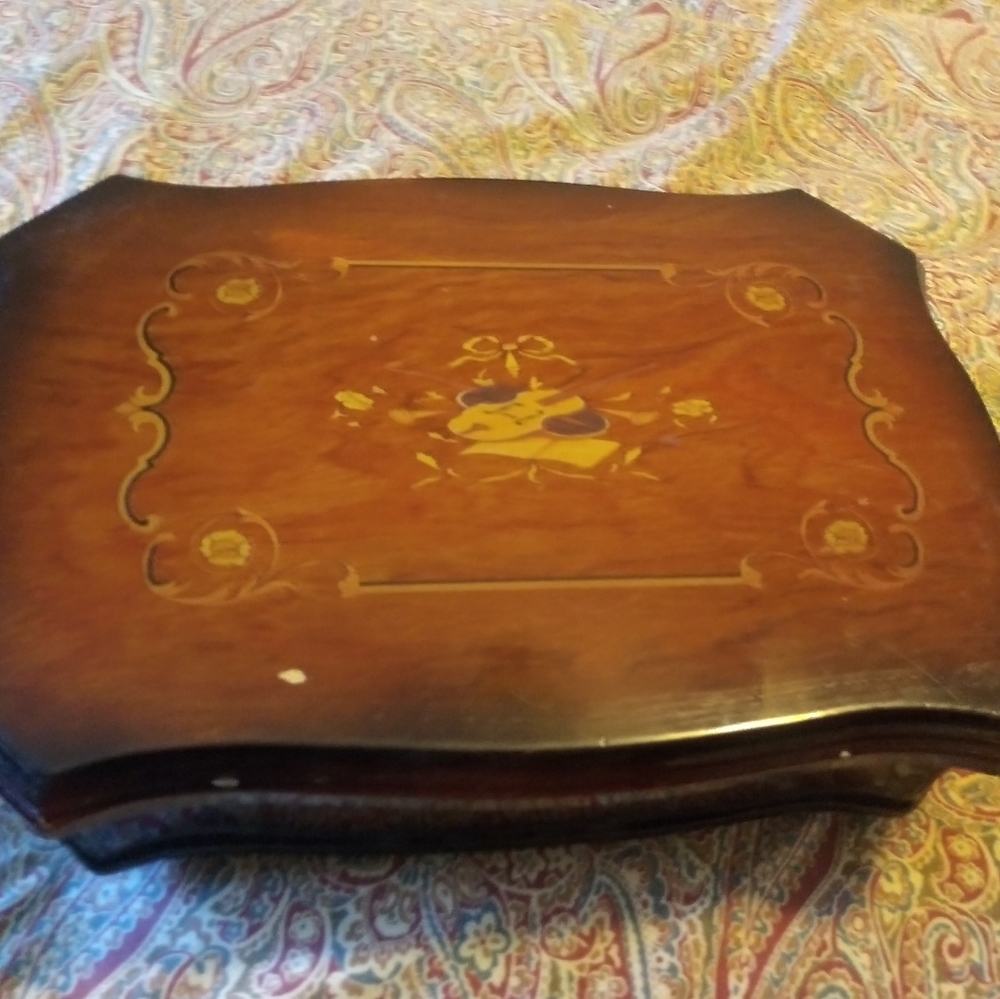 Jewelry box